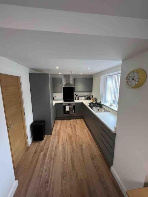 Апартаменты Newly Built 2 Bed Flat In The Heart Of Лик Экстерьер фото